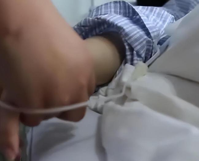 2018年，陕西一位21岁女孩网购蛇被咬伤7天后身亡，母亲索赔140万