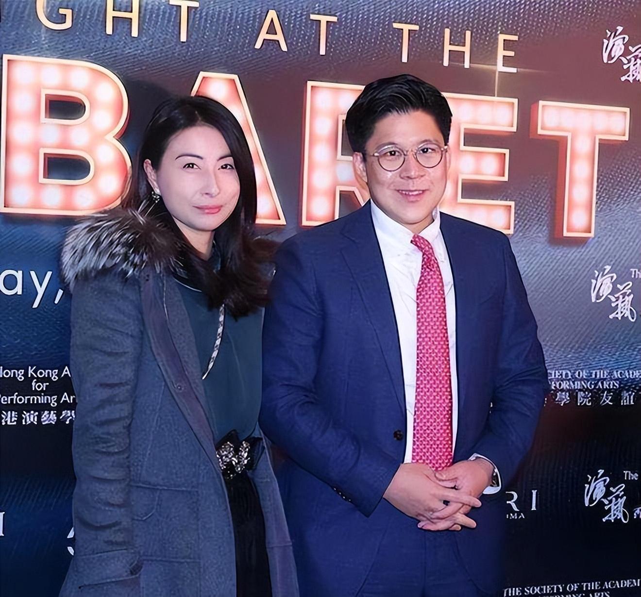 霍启刚郭晶晶再度甜蜜出镜,霍启刚穿西装郭晶晶穿羽绒服