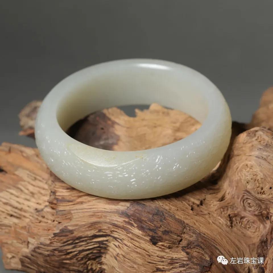 玉镯怎么挑选适合自己,买玉镯怎么选才正确