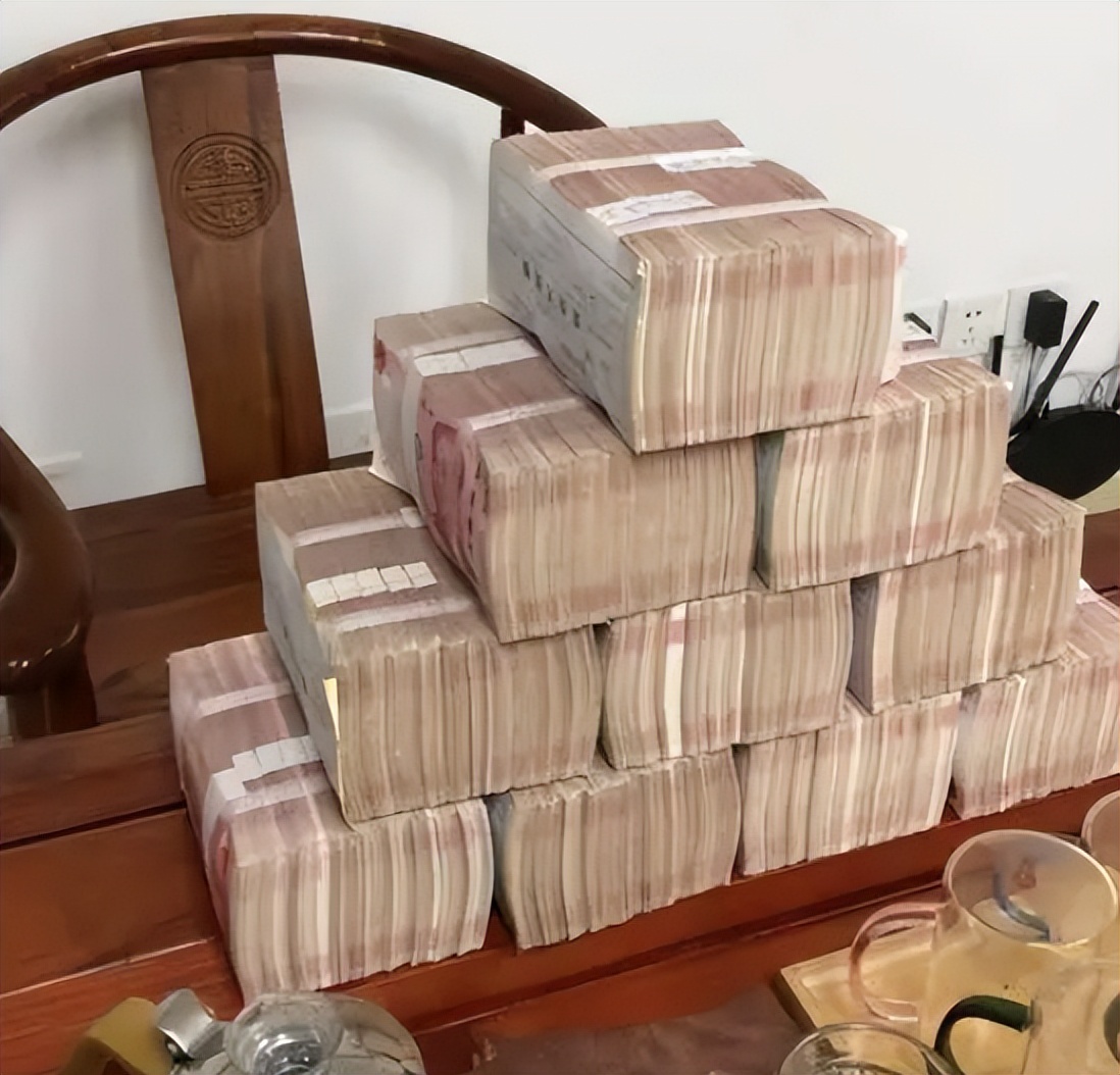 重庆富二代每月零花钱20万,破产后把80岁母亲*养送**老院,开直播还债