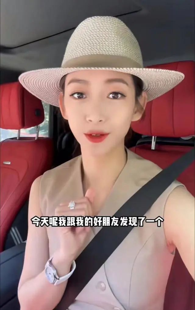 35岁女主持携父母定居美国，背20万包被指炫富，嫁富豪老公很幸福