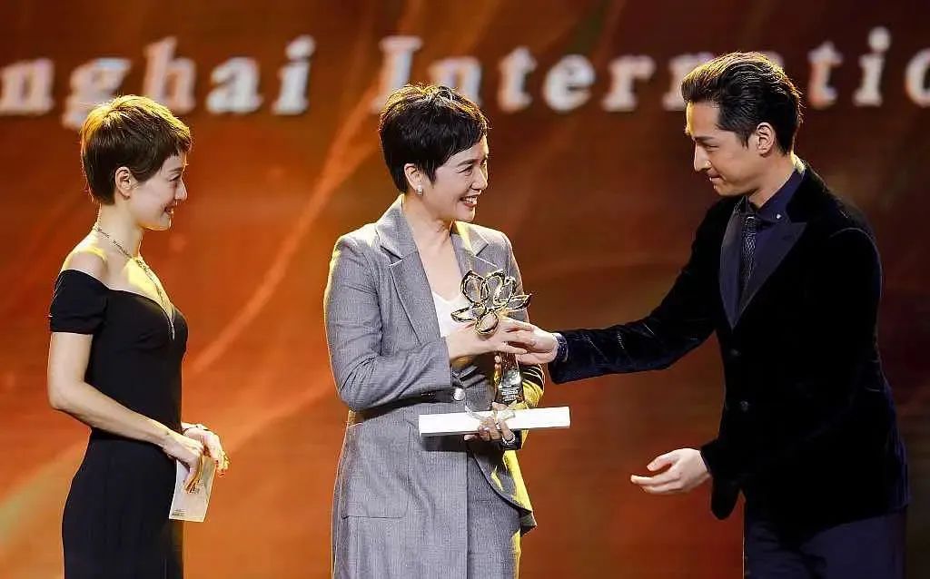 赵丽颖白玉兰奖黑色礼服照片,赵丽颖白玉兰奖造型图片