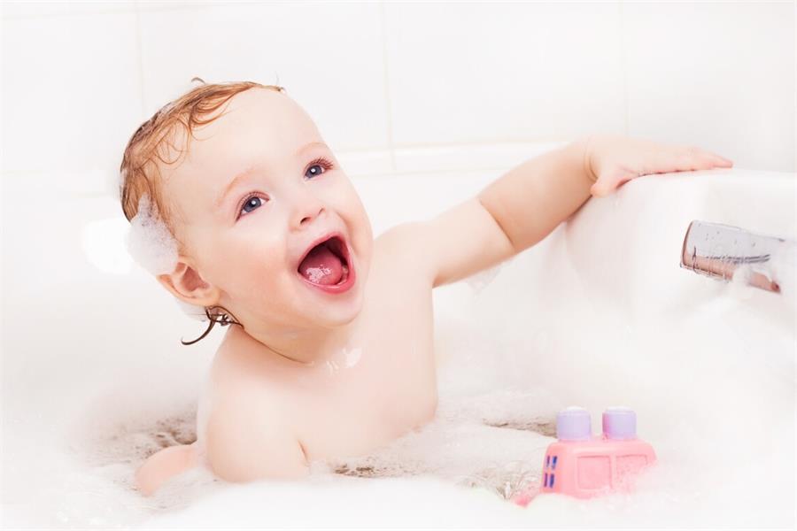 给宝宝洗澡时，这些部位再脏，也不要乱洗