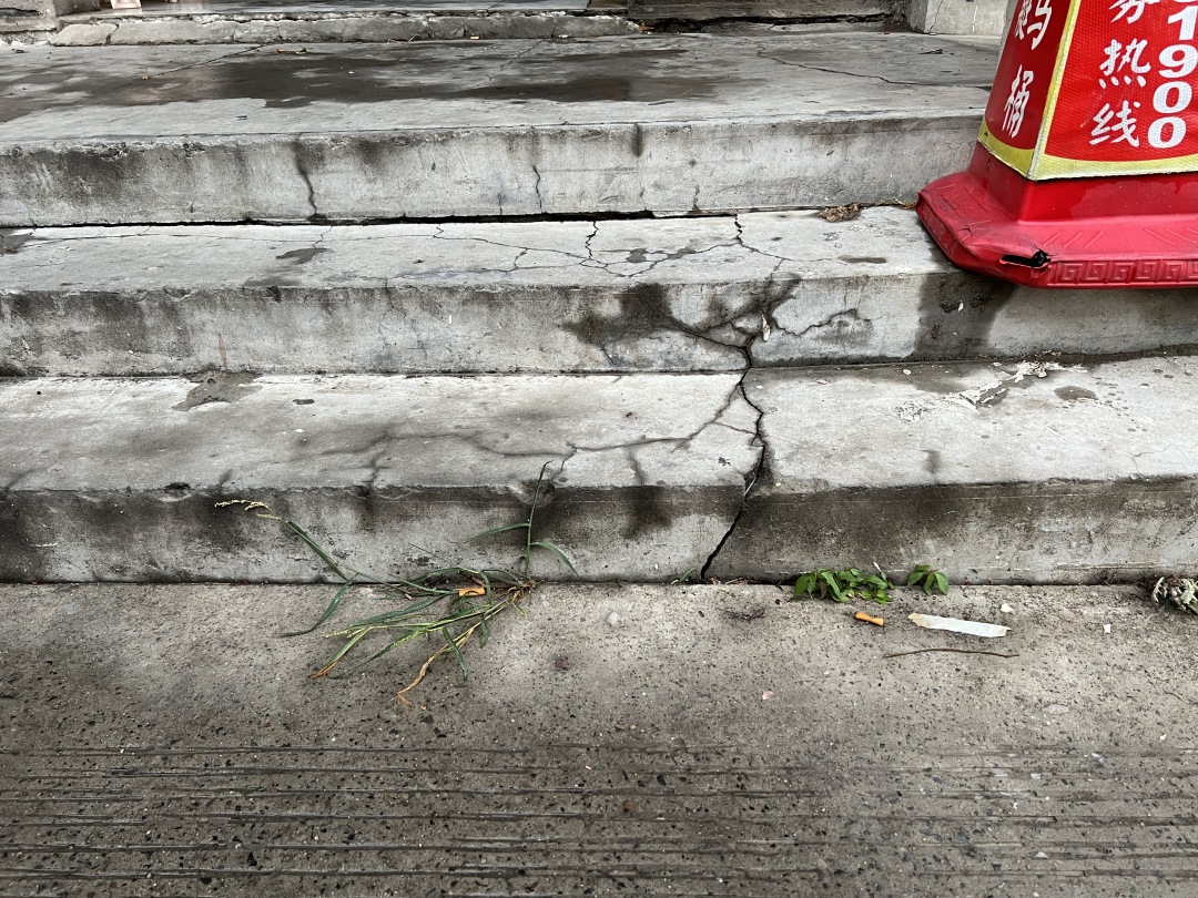 裂了裂了，千疮百孔裂到触目惊心！慌了慌了，千户居民慌到心惊肉跳