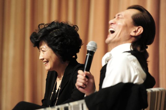 哈文悼念李咏完整版,李咏离开已经两年哈文过得还好吗