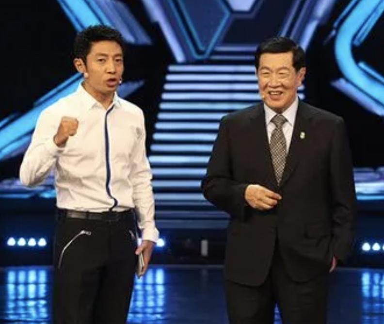 任鲁豫的伤情令人揪心！5位主持人意外摔倒后，展现出敬业和情商