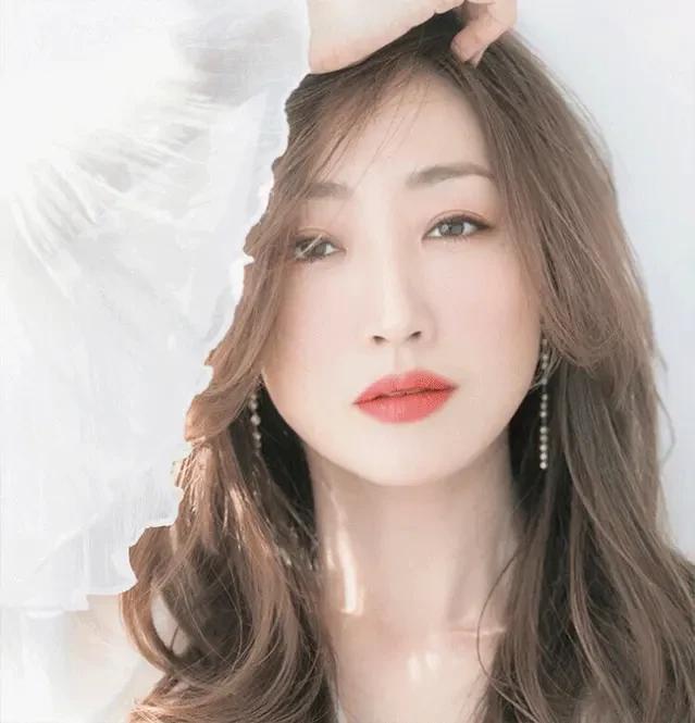 李佳琦塌房，日本人难过:中国爆单王子引发争议，他真的帅