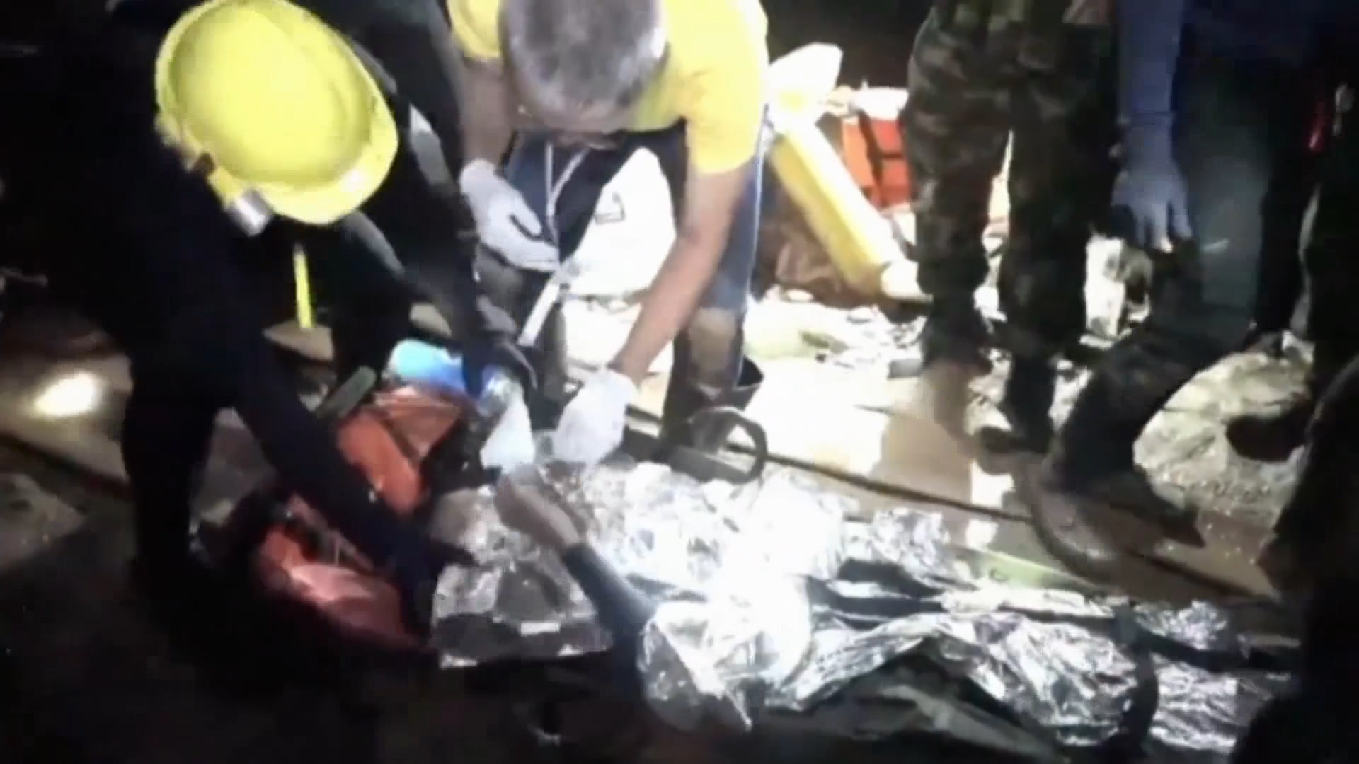 泰国18人球员困在洞穴事件全过程,泰国洞穴救援教练去世