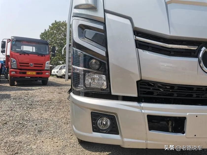 奥驰轻卡v2,飞碟奥驰x2和奥驰v2的区别