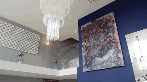 亚洲顶级藏家的4层海滨之家：挂满30件珍藏，审美一流