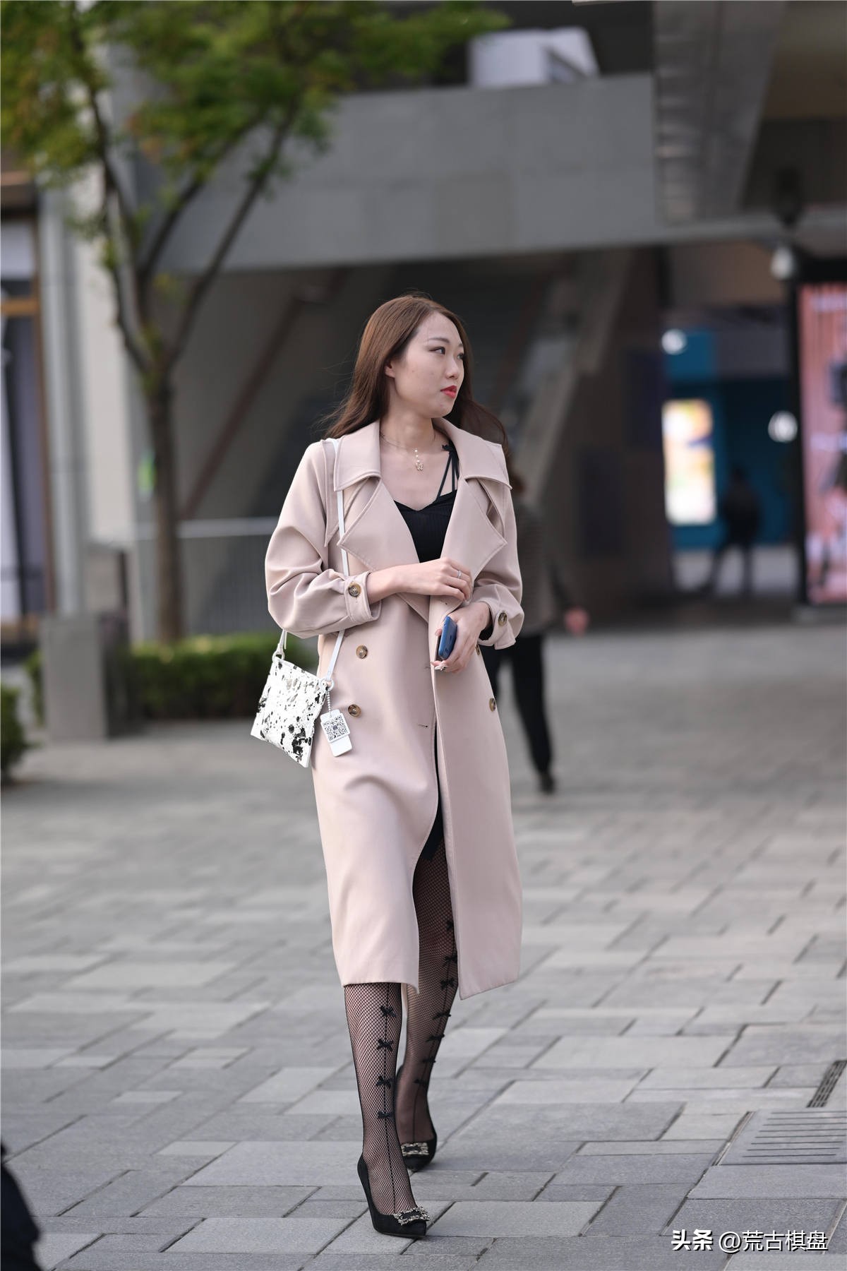 有鞋带白色尖头单鞋的搭配,尖头交叉细跟单鞋