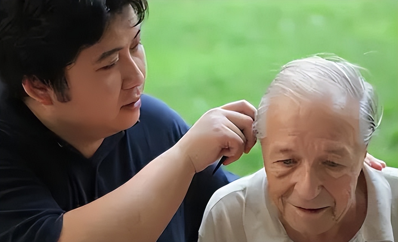 中国小伙为报答英国孤寡房东,中国小伙为瑞士房东养老送终