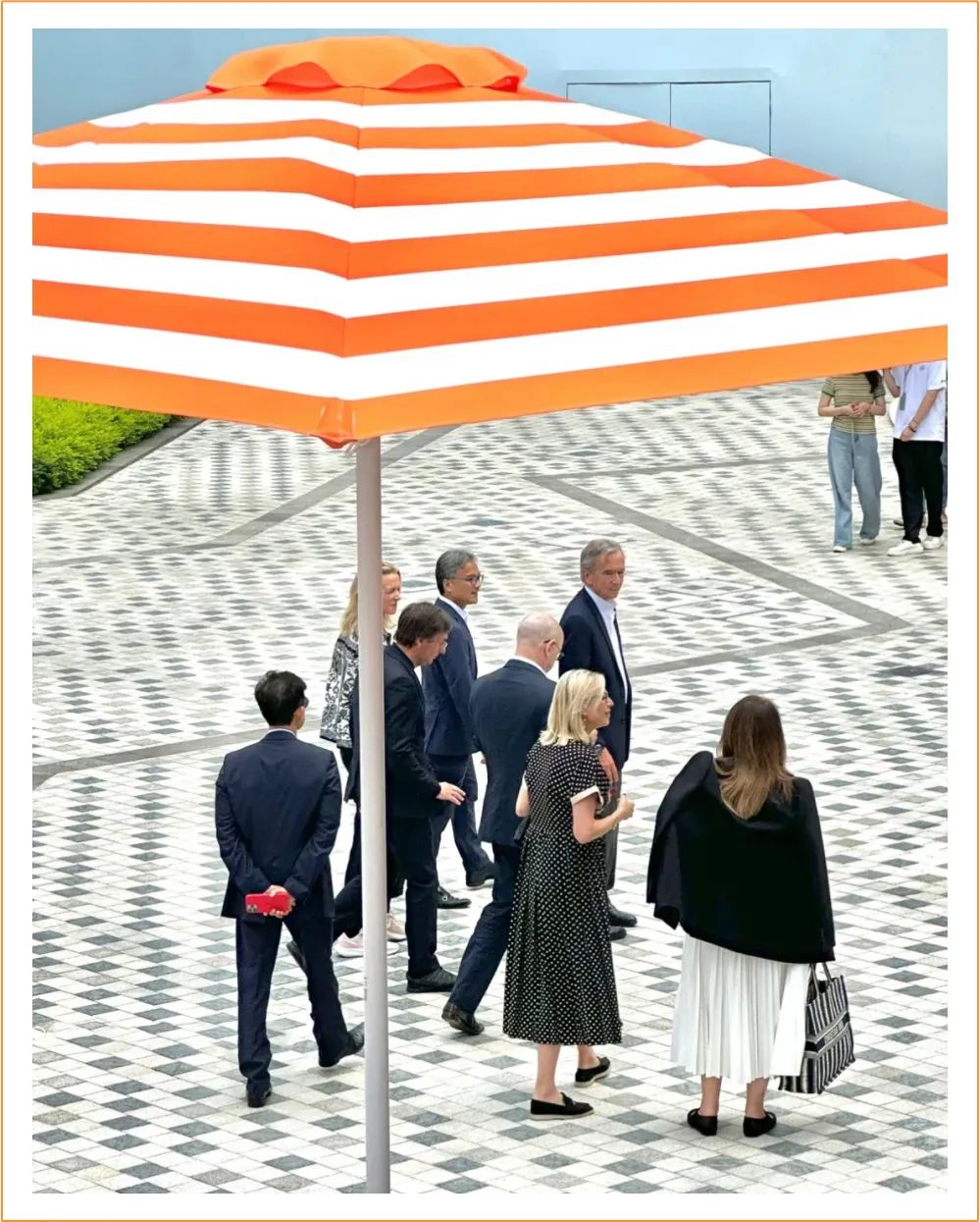 LV大老板来“加班”，竟没人敢穿高跟鞋？