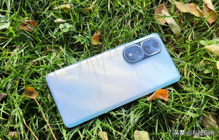 怎么粉饰也是丑：手机多镜头模组设计审美逆向塑造真可恶