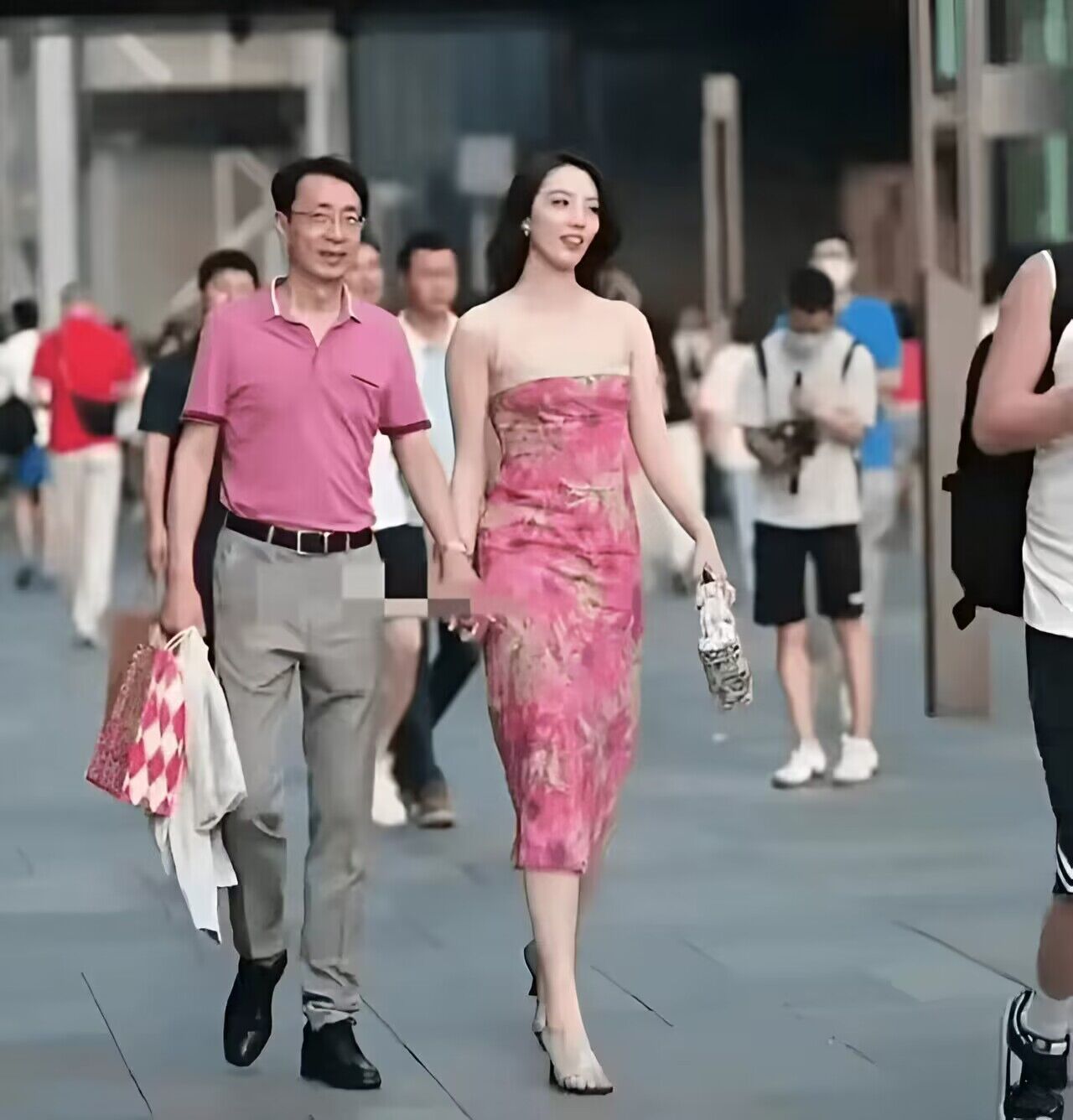 由成都街拍的国企老总和小三的剧情又现反转