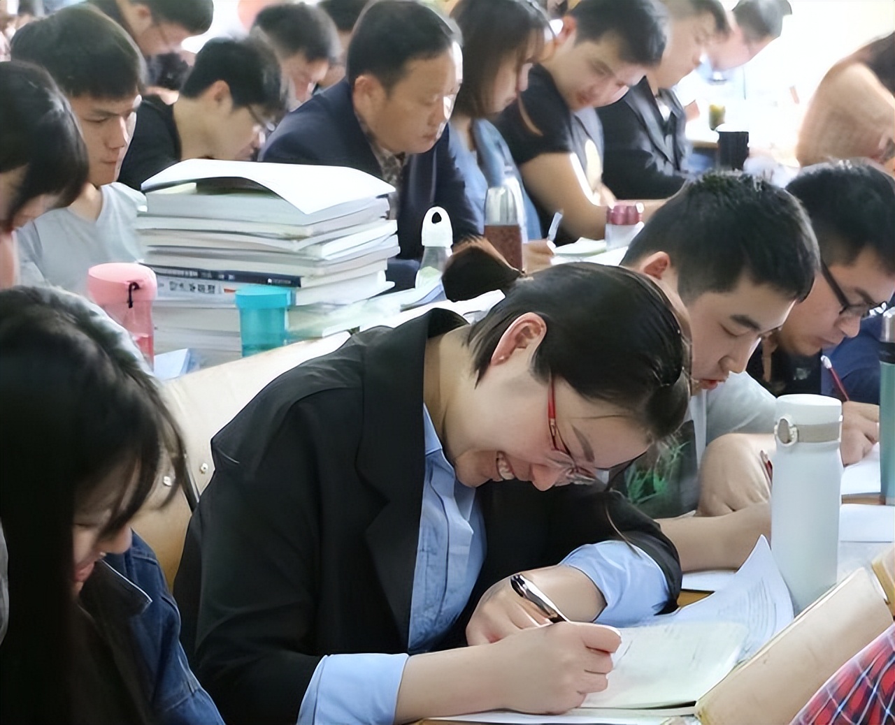 军队文职冷门专业报考的人多吗,为什么军队文职冷门却高薪