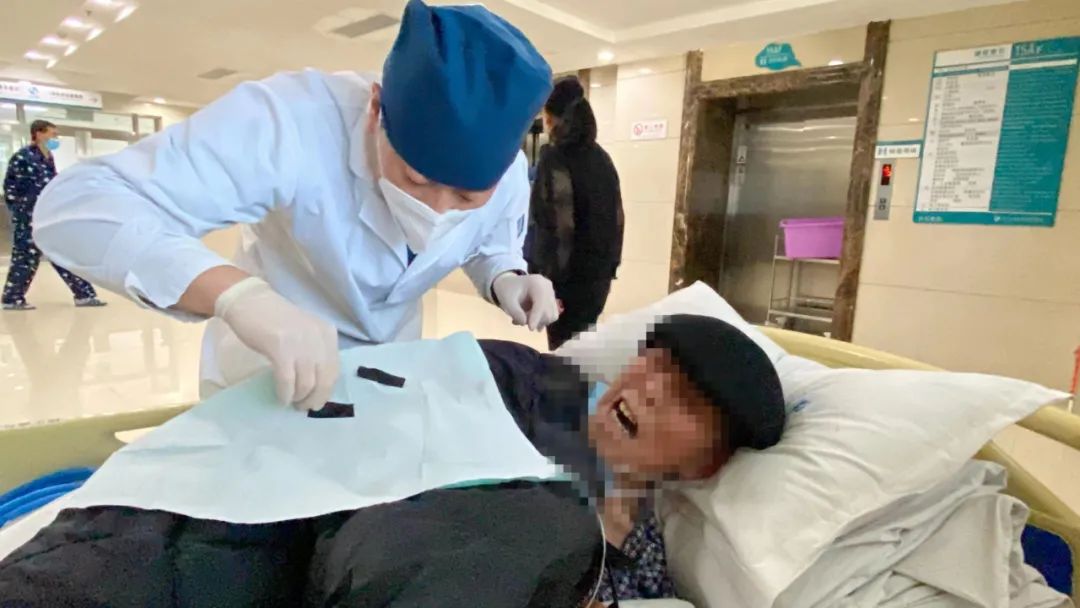 医术精湛暖民心患者感恩送锦旗,医德高尚暖人心患者感激送锦旗