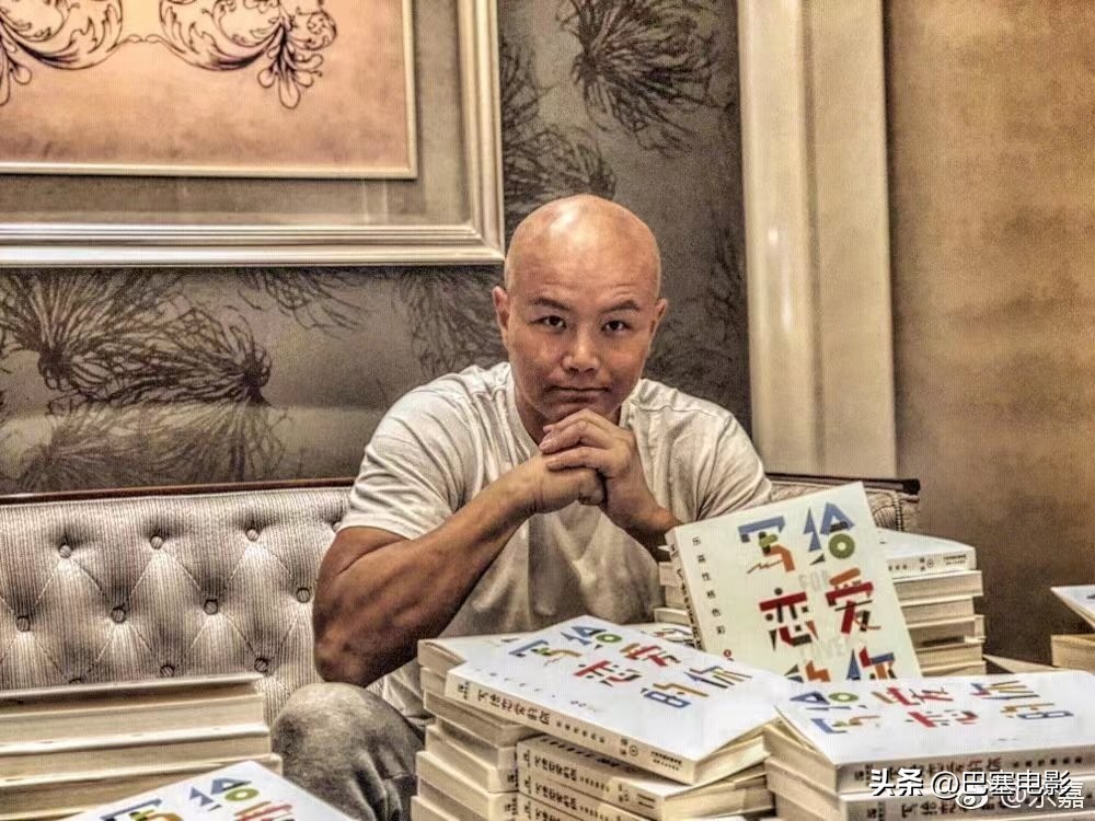 47岁乐嘉在美国被偶遇，高端水成箱买，细看资产，才知什么叫精明