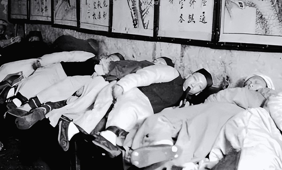 日军兽行：当着男人的面玷污了女儿，临走还残忍割下妻子乳房