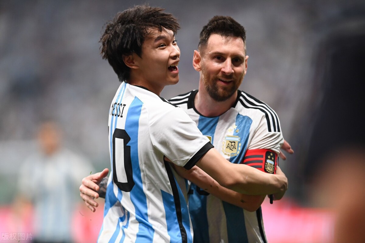 15岁少年拥抱梅西外媒报道,15岁少年拥抱梅西男孩采访