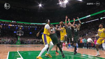 裁判控制了比赛！詹姆斯跪地不起，贝弗利拿着相机表达不满