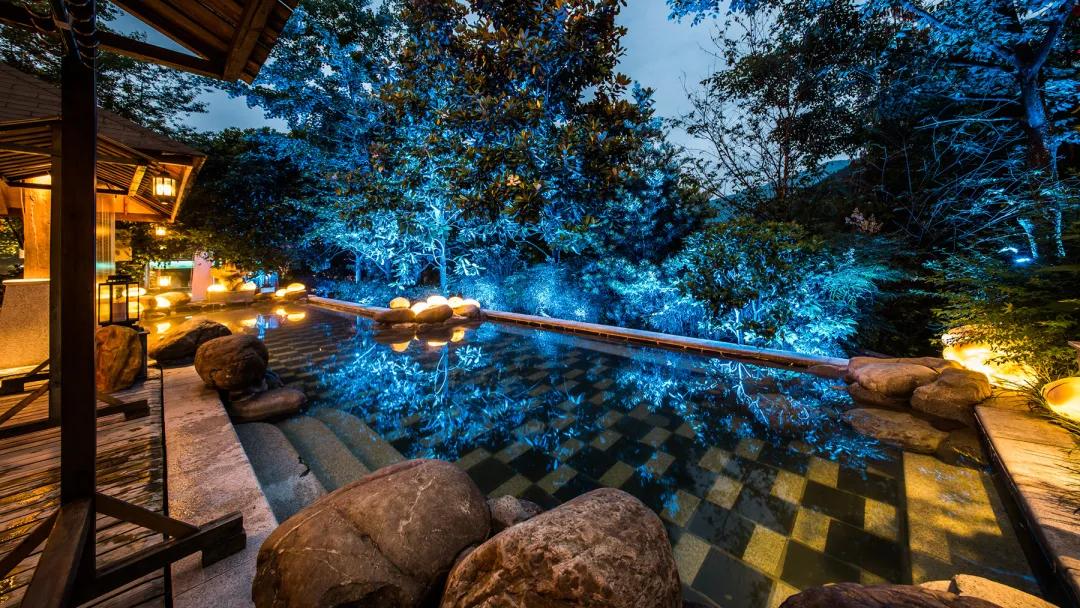 冬日养生泡汤,冬日赏雪泡温泉