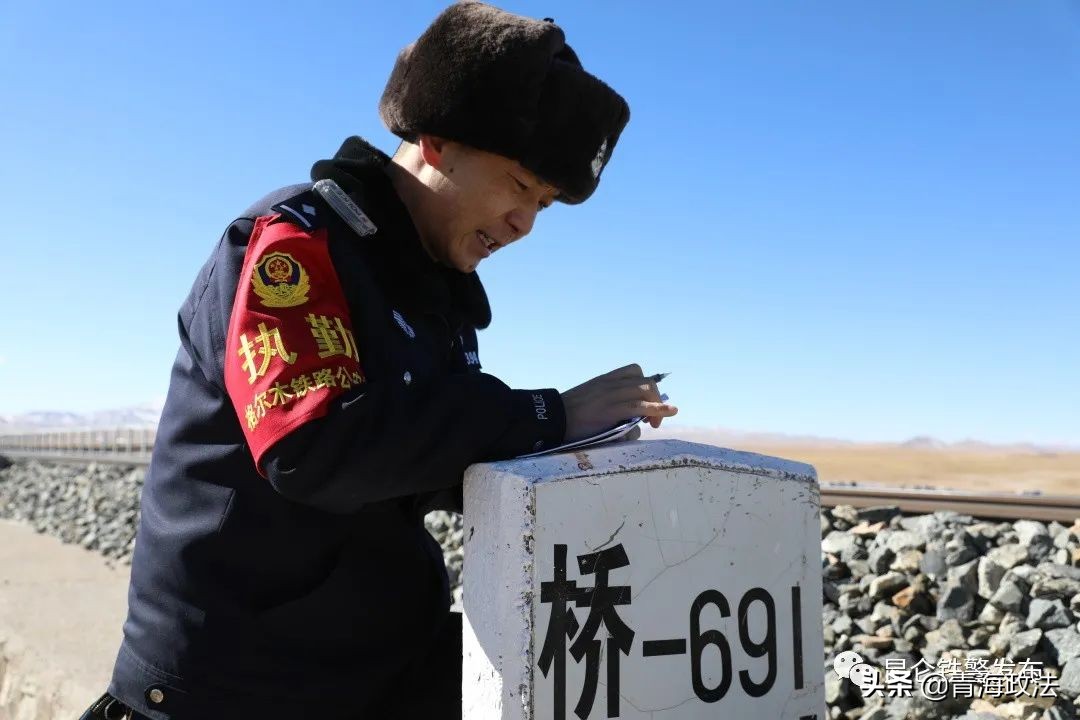 许显龙：热血铸警魂忠诚保平安