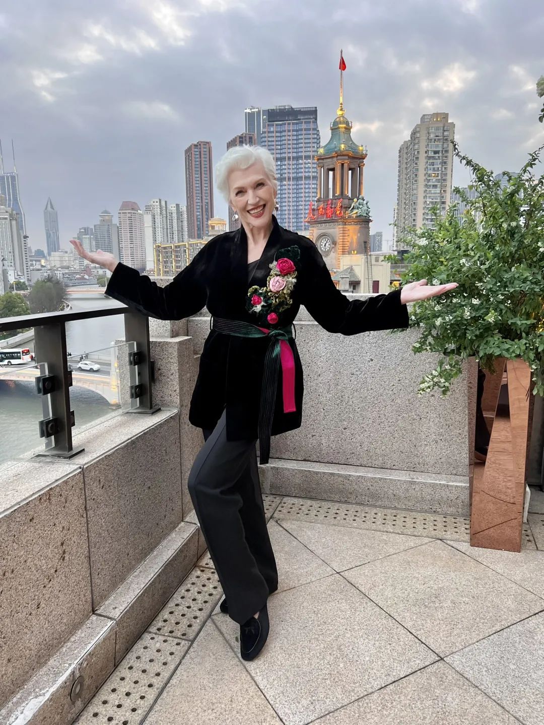 74岁马斯克妈妈来中国,穿国货超惊艳!为什么她越老越飒?