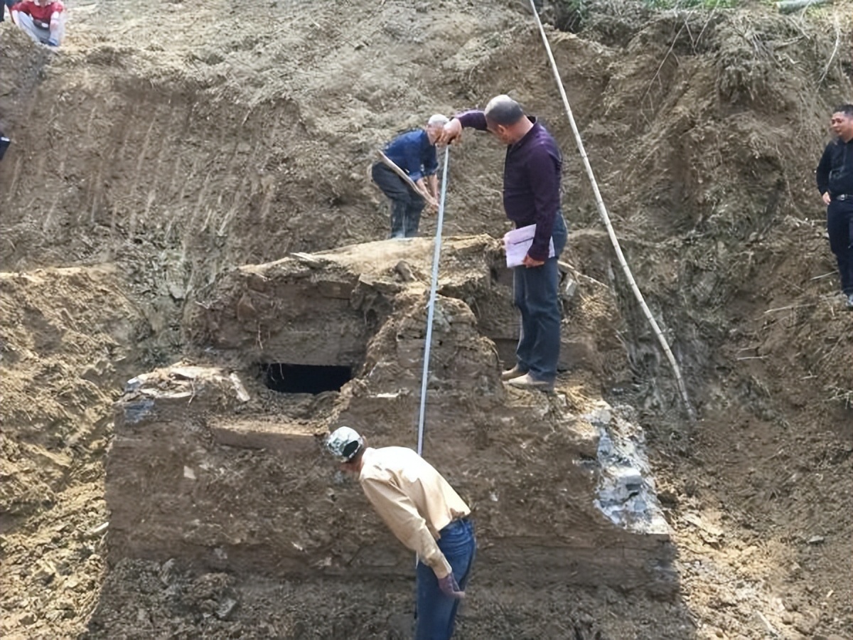 坟前生洞子孙穷啥意思,古人说生男生女是祖坟积德