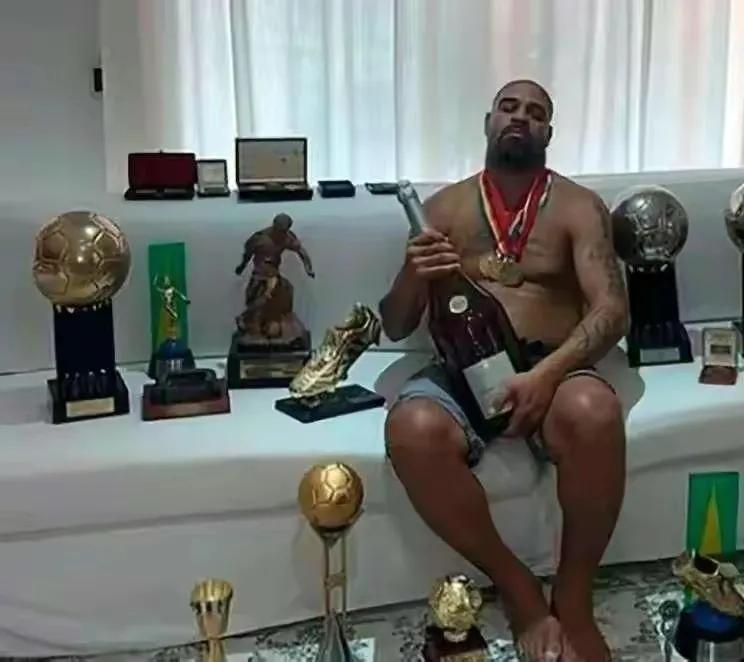 阿德里亚诺为什么叫梅阿查国王,足坛十大神锋阿德里亚诺