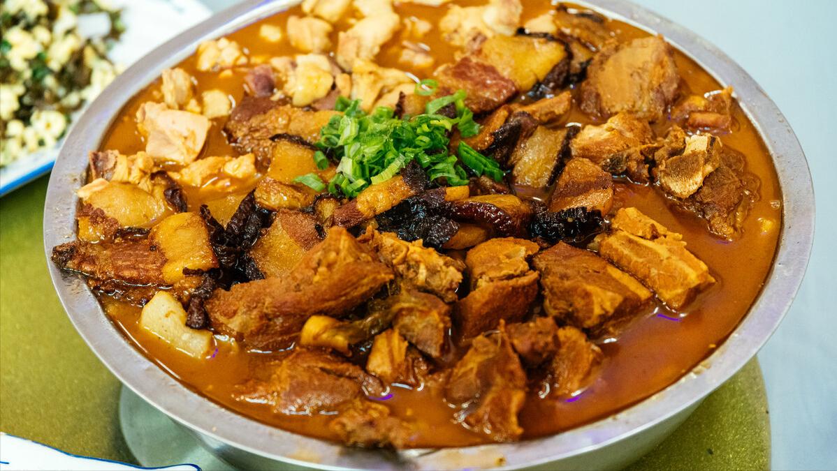 河南大姐大锅菜10块钱一份随便吃,卖便宜大锅菜