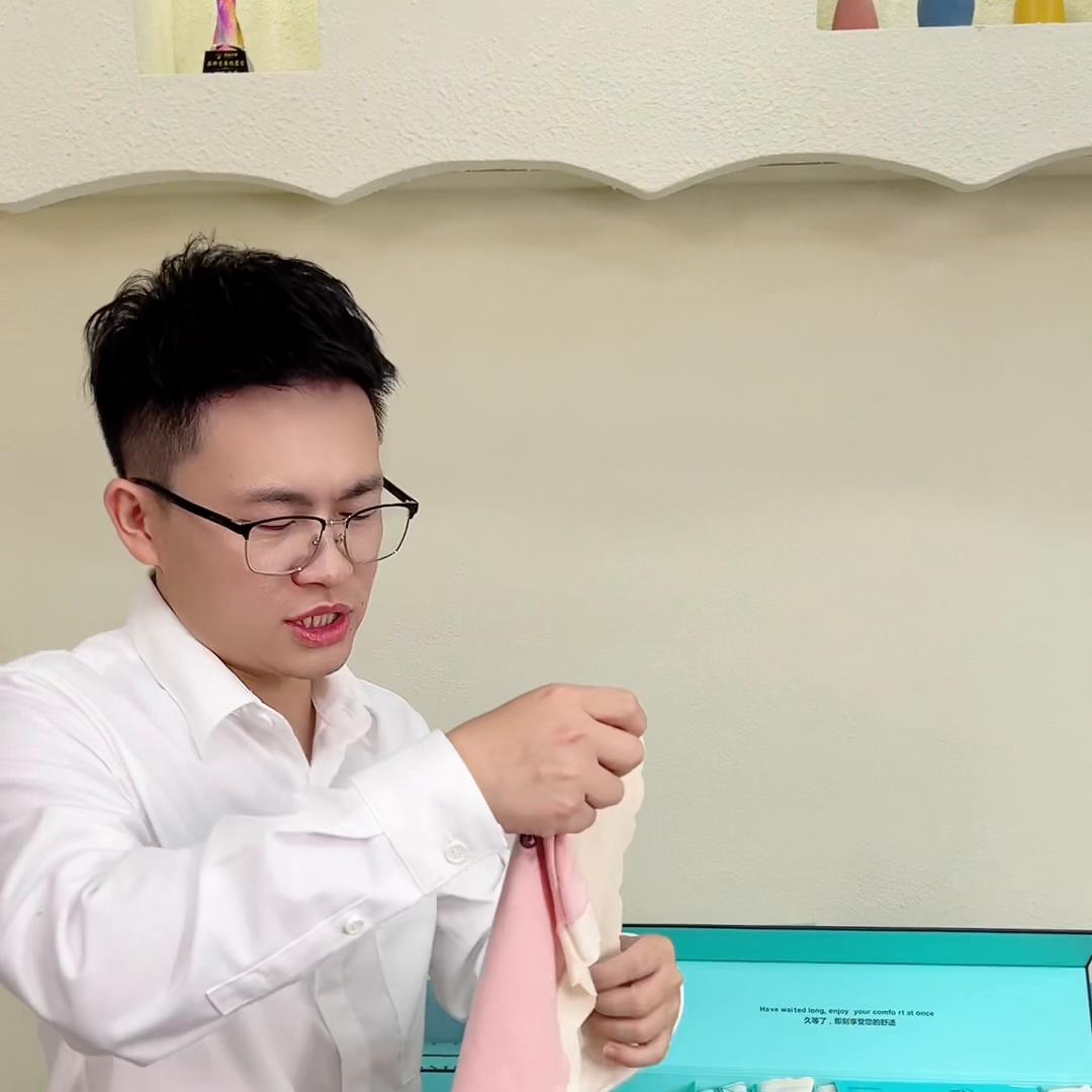 玻尿酸面料的微喇裤 (玻尿酸抗菌裤)