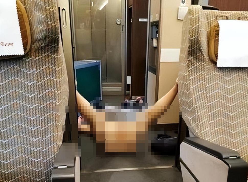 年轻女子高铁上当众劈叉,女子在高铁上劈叉