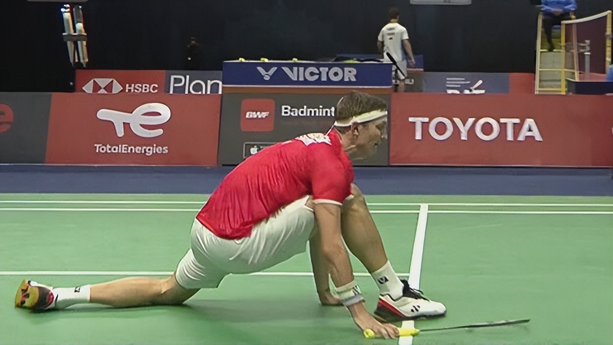 球员怒拍地板,球员愤怒回怼观众