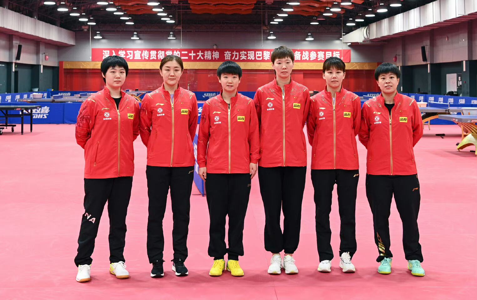 国乒孙颖莎打球王楚钦观看,国乒出征世乒赛孙颖莎图片