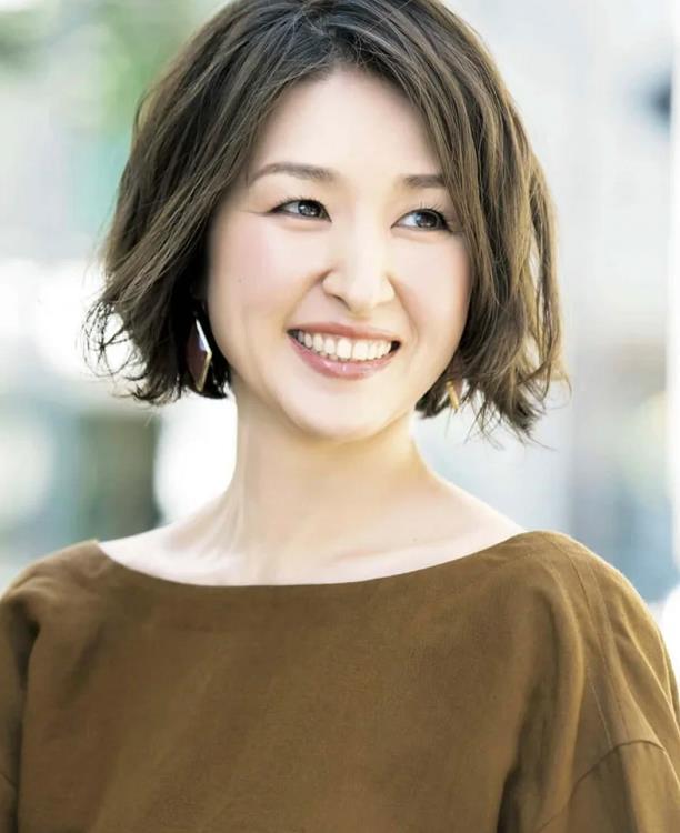 50岁后的女人，留什么短发好打理显年轻？