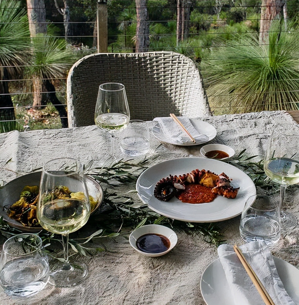 想喝红酒,红酒喝起来酸的正常吗