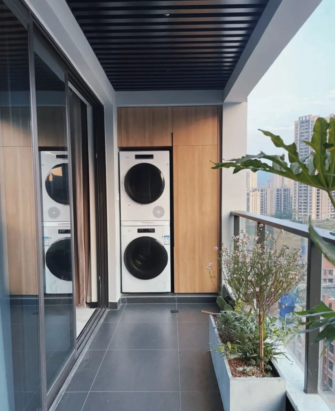 阳台砖与防腐木结合,阳台花园铺砖还是防腐木好