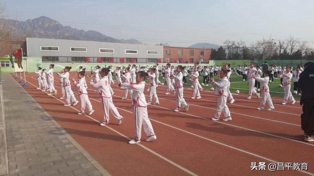 西班牙教练教中国学生踢球,中国足球学校西班牙教练