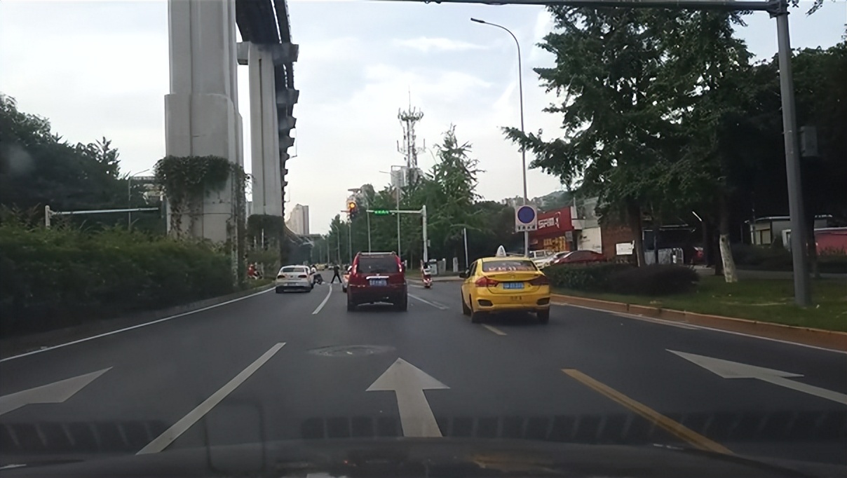 正确的踩刹车方法图解,正确踩刹车的方法与技巧