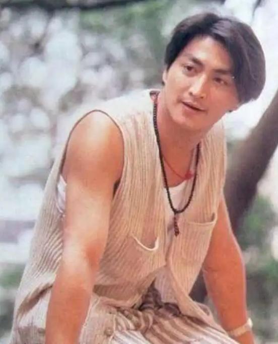 62岁何家劲有女儿吗,何家劲的一生年轻童年是怎么过的