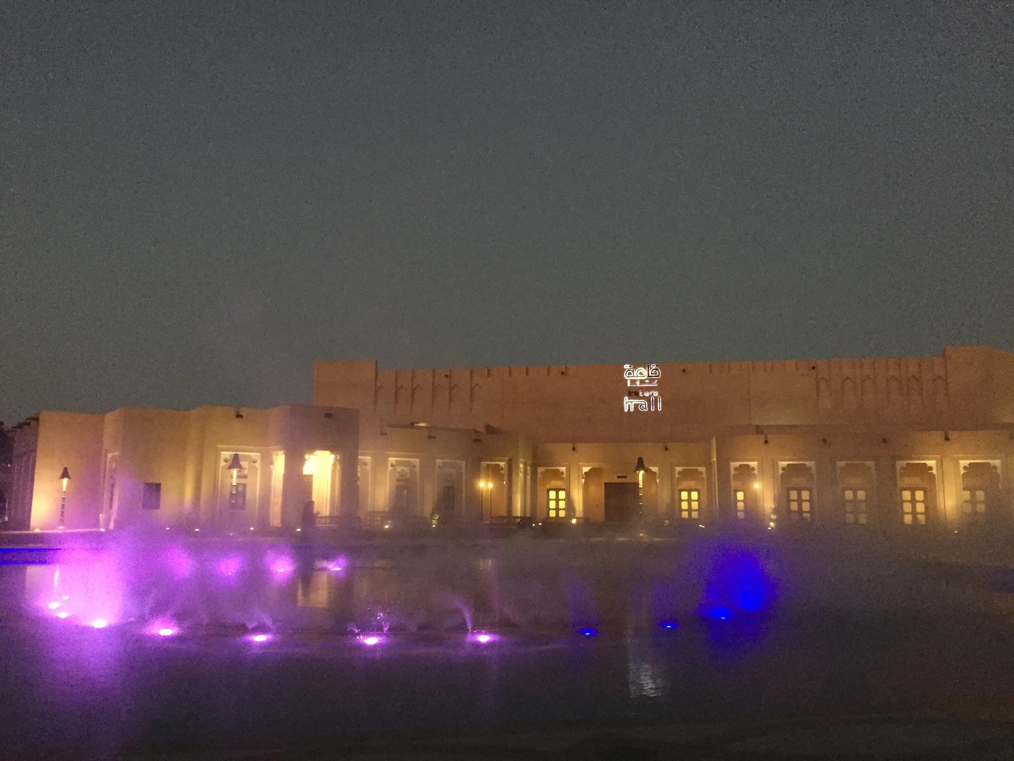 真实的卡塔尔长这样，一半沙漠一半海水