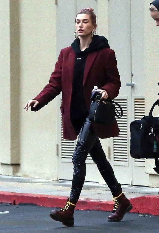 西装外套怎么搭配内搭卫衣,白色西装里面配什么颜色卫衣好看