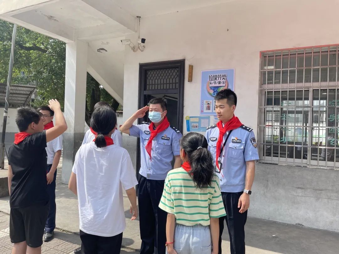 小萌娃应邀进警营警彩体验零距离,警彩少年平安校园