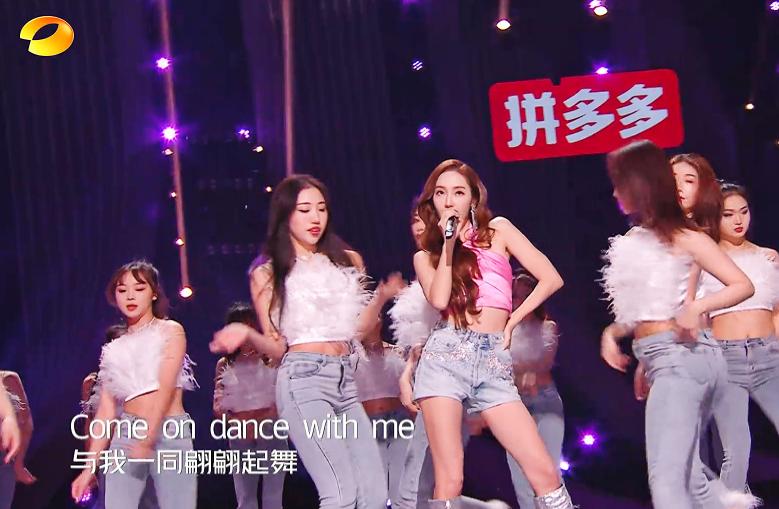 北京台春晚杨幂关晓彤杨紫,元旦跨年演唱会关晓彤造型