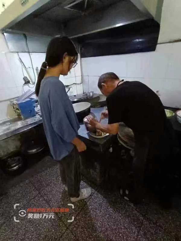 一家七口生活困难，19岁女孩高考后到餐馆打工：能挣一点是一点