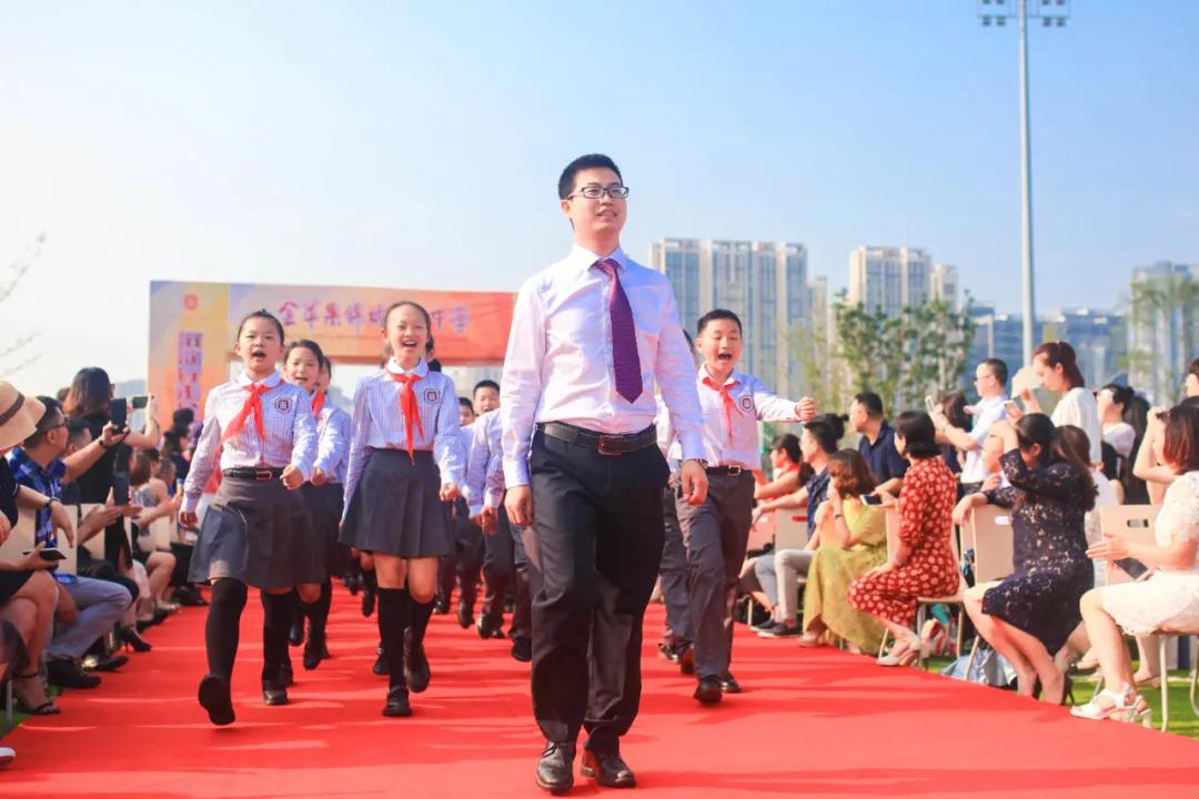 盛典展播丨金苹果锦城第一中学李滔：因为自己淋过雨，更想为别人撑一把伞