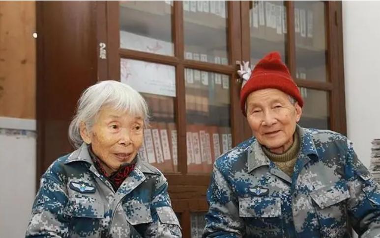 80岁老太捐款5万被劝回,老人转账300万被银行报警真相感人