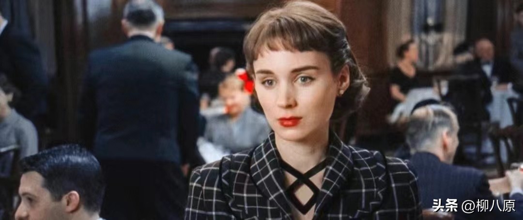 美国影片《卡罗尔》运用了很多的追踪镜头和手持镜头有什么目的？