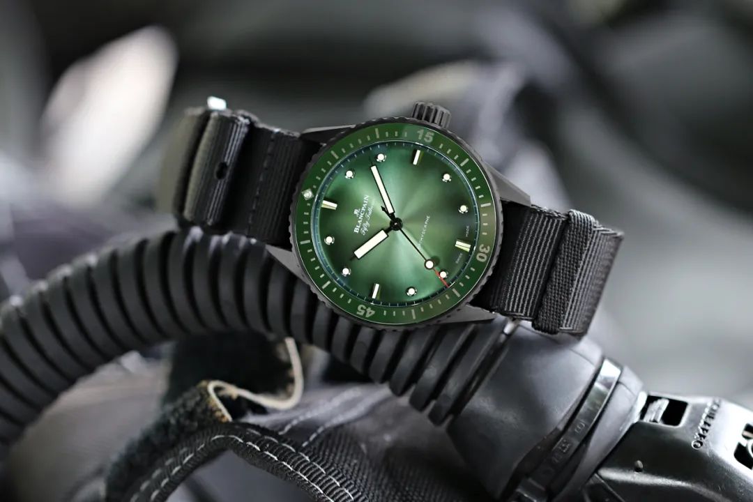 为什么现在比较流行绿色,为什么绿色表盘这么流行